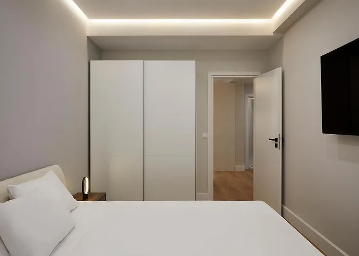 Central & Comfy Apartment 2Mins Walking From Metro